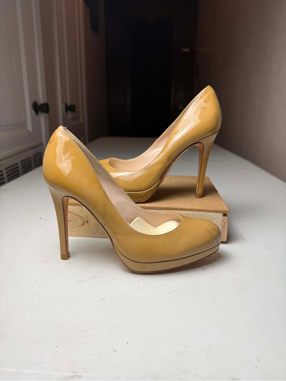$345 L.K. Bennett yellow patent leather platform heels Sz 38.5 / 8.5